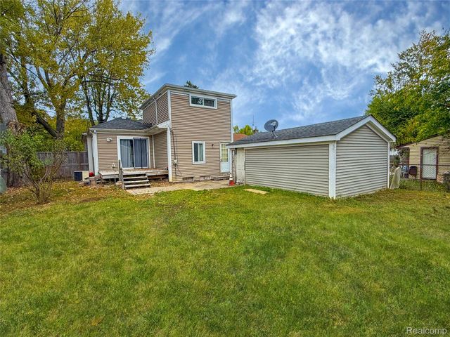 720 E Columbia Avenue, Pontiac, MI 48340