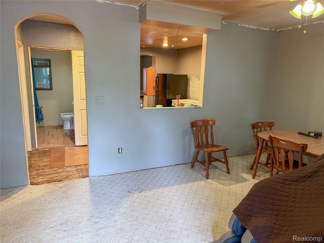 720 E Columbia Avenue, Pontiac, MI 48340