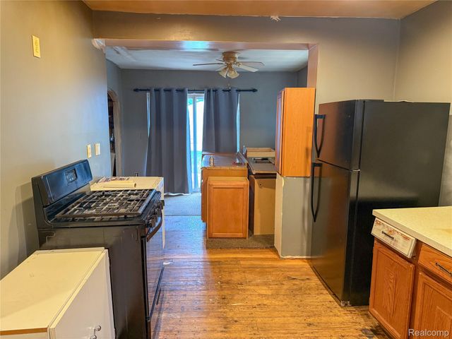 720 E Columbia Avenue, Pontiac, MI 48340