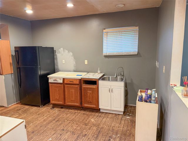 720 E Columbia Avenue, Pontiac, MI 48340