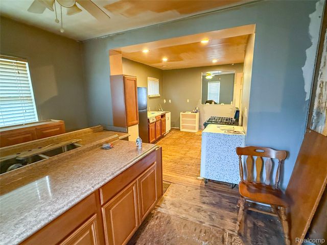 720 E Columbia Avenue, Pontiac, MI 48340