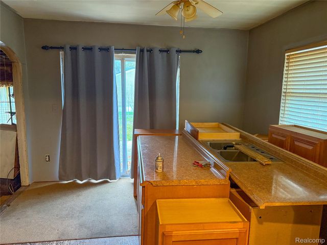 720 E Columbia Avenue, Pontiac, MI 48340