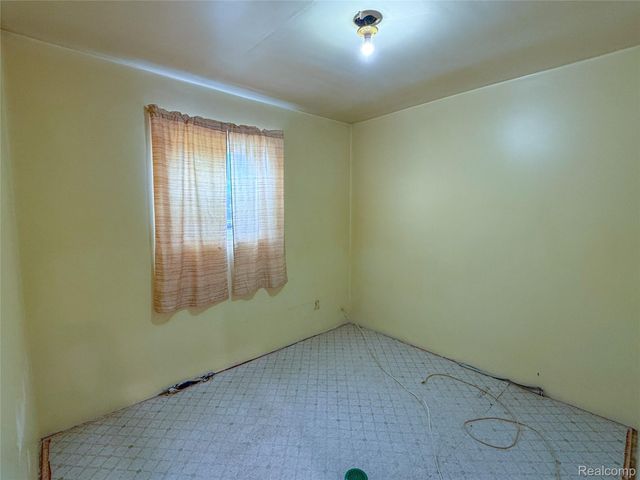 720 E Columbia Avenue, Pontiac, MI 48340