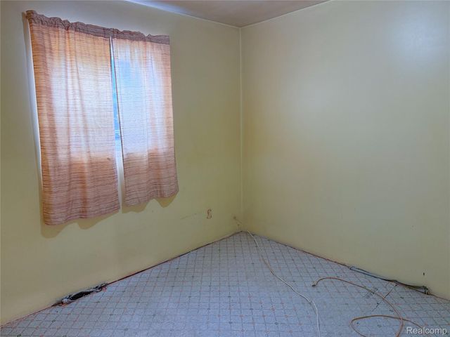 720 E Columbia Avenue, Pontiac, MI 48340