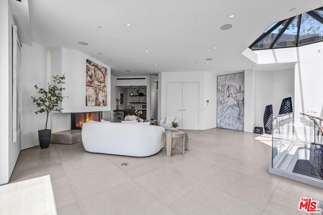 8526 Hollywood Boulevard, Los Angeles, CA 90069