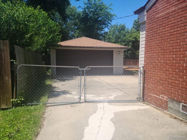 24335 Cottage Lane, Warren, MI 48089