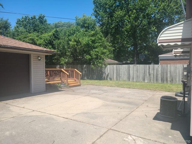 24335 Cottage Lane, Warren, MI 48089