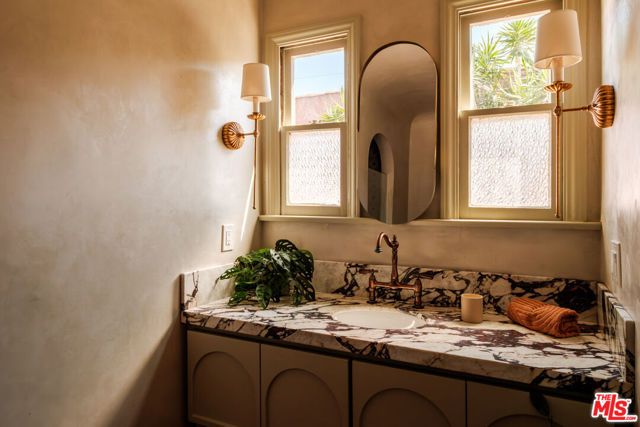 4260 S Norton Avenue, Los Angeles, CA 90008