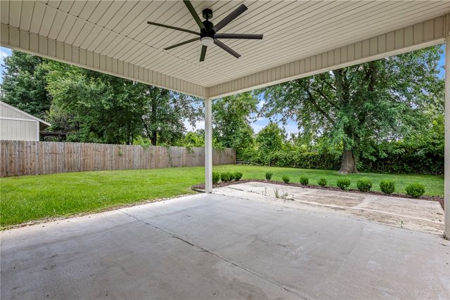 1702 SW D Street, Bentonville, AR 72712