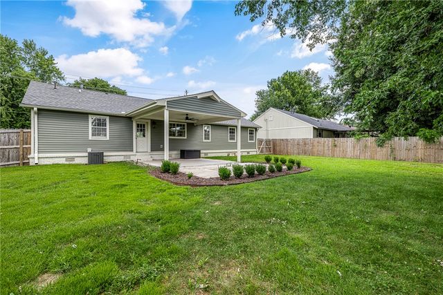 1702 SW D Street, Bentonville, AR 72712