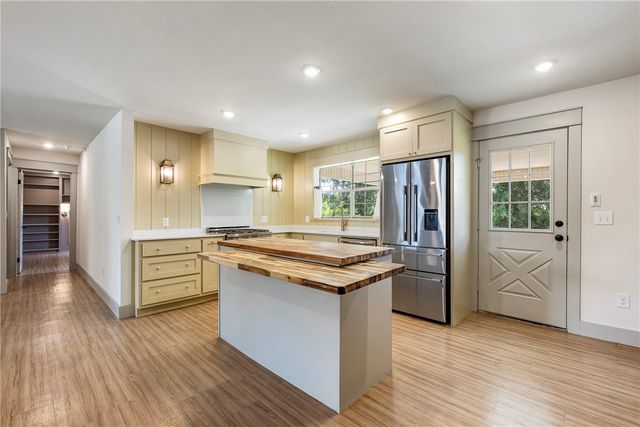 1702 SW D Street, Bentonville, AR 72712