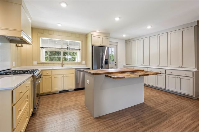 1702 SW D Street, Bentonville, AR 72712