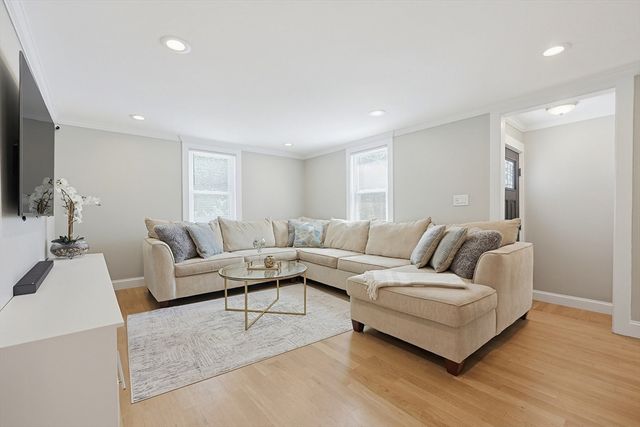 8 Woodbury Ave, Saugus, MA 01906