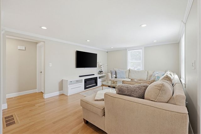 8 Woodbury Ave, Saugus, MA 01906