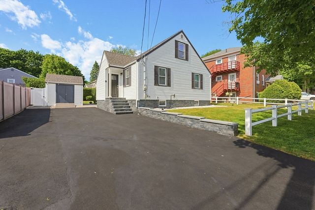 8 Woodbury Ave, Saugus, MA 01906