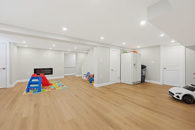 8 Woodbury Ave, Saugus, MA 01906