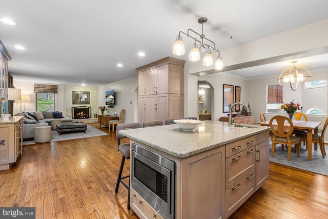 2114 GREENBRIER DR, Villanova, PA 19085