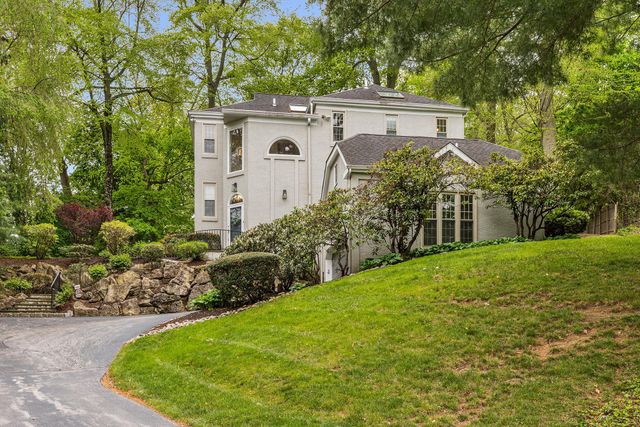 2114 GREENBRIER DR, Villanova, PA 19085