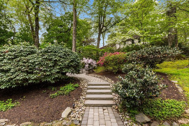 2114 GREENBRIER DR, Villanova, PA 19085