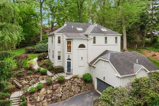 2114 GREENBRIER DR, Villanova, PA 19085