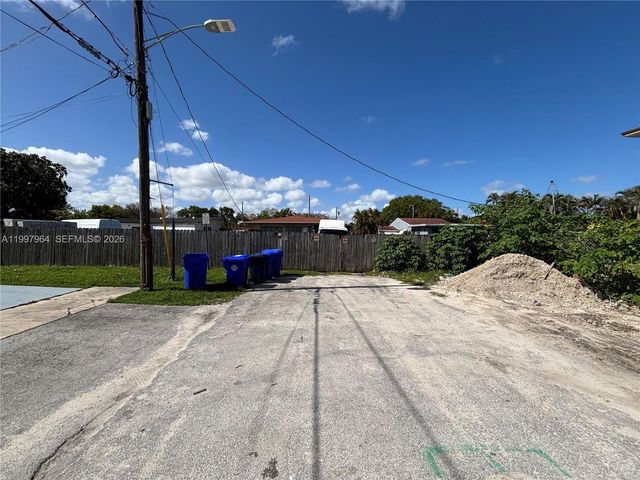 3180 SW 26th St, Miami, FL 33133