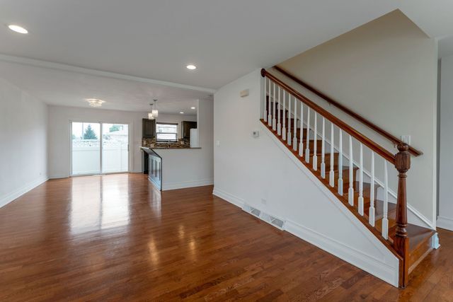8001 Thomas Street 8001, Justice, IL 60458