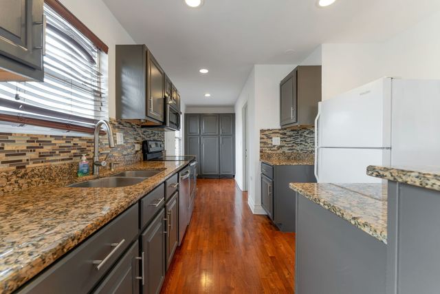 8001 Thomas Street 8001, Justice, IL 60458