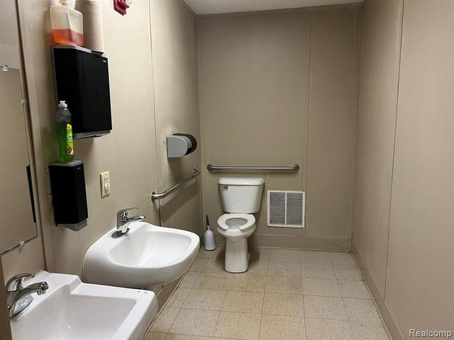 22575 Ann Arbor Trail, Dearborn Heights, MI 48127
