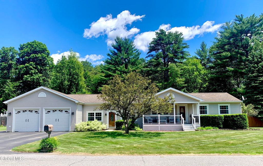 15 Algonquin Drive, Queensbury, NY 12804