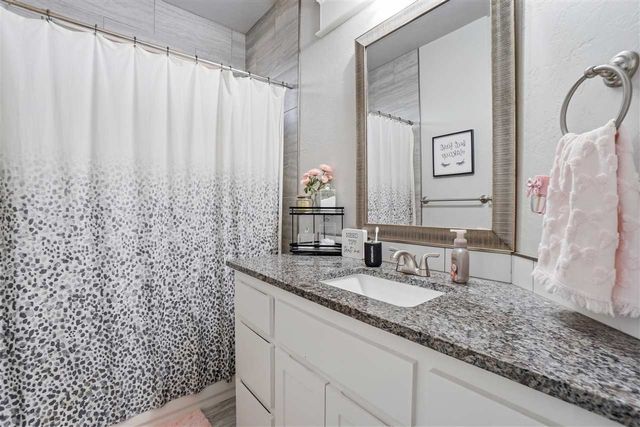 206 NW Granite Ave, Cache, OK 73527