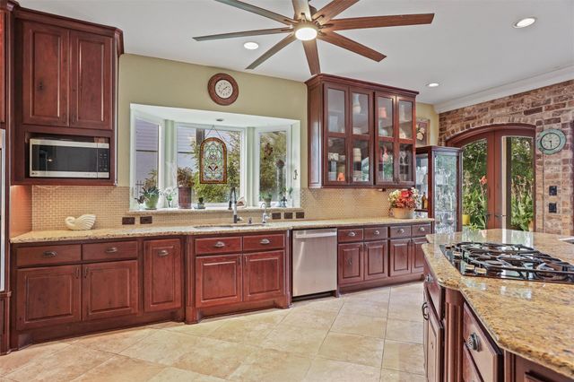 5 Harbor Lane, Kemah, TX 77565