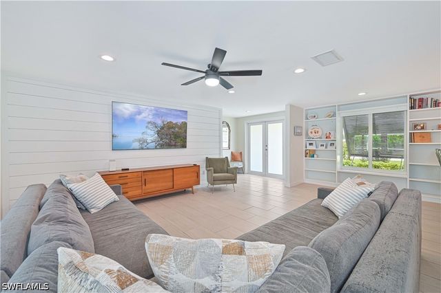 8719 Crest LN, Fort Myers, FL 33907