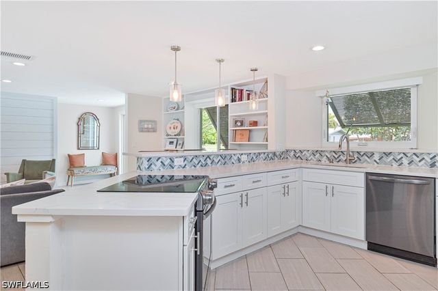 8719 Crest LN, Fort Myers, FL 33907