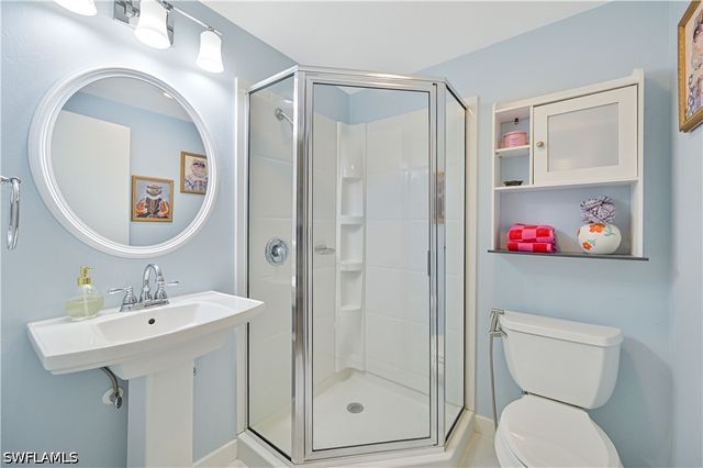 8719 Crest LN, Fort Myers, FL 33907