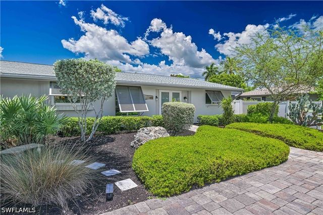 8719 Crest LN, Fort Myers, FL 33907
