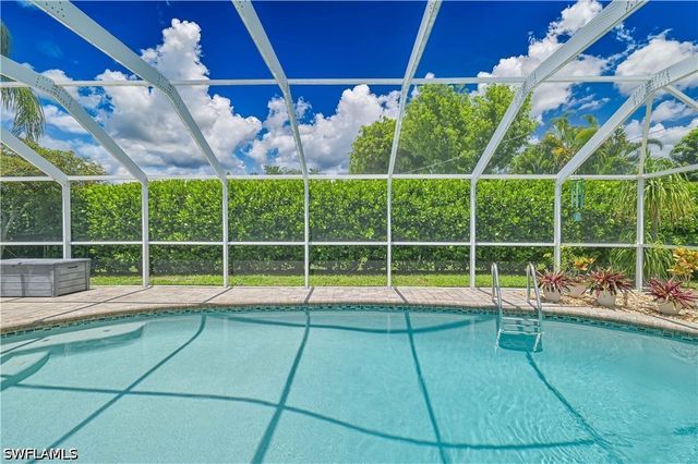 8719 Crest LN, Fort Myers, FL 33907