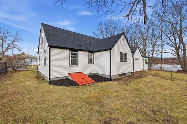 23 Sterling St, Chicopee, MA 01020