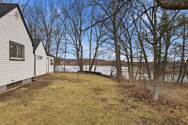 23 Sterling St, Chicopee, MA 01020