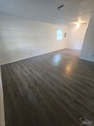 9165 Loomis St, Pensacola, FL 32514