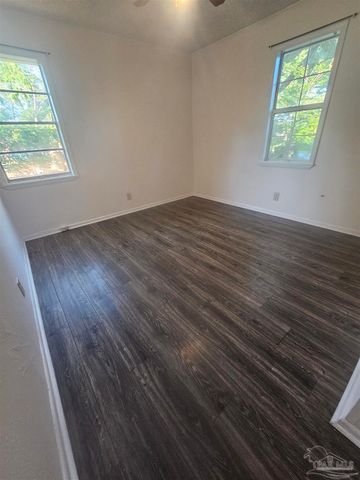 9165 Loomis St, Pensacola, FL 32514