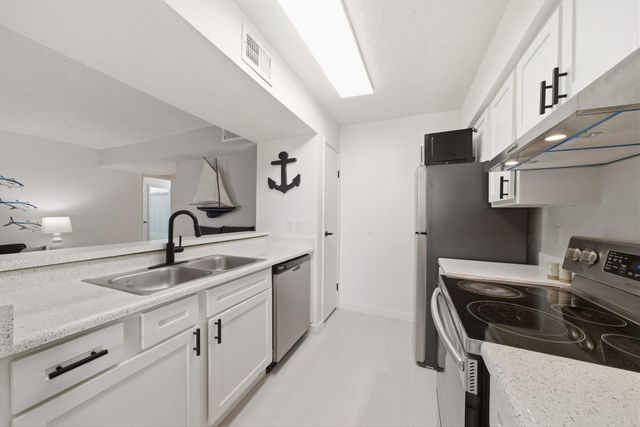 7600 Emmett F Lowry Expressway 806, Texas City, TX 77591