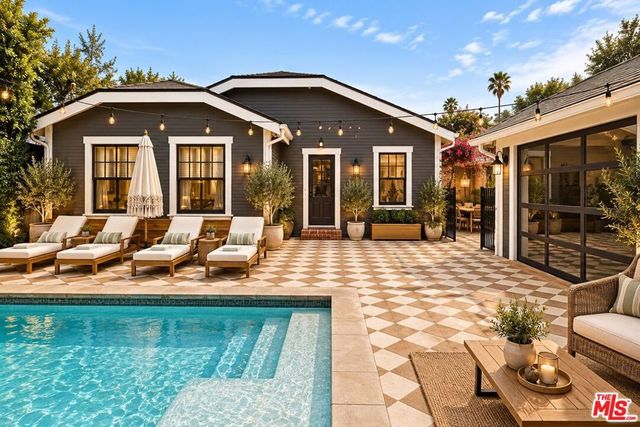 1087 S Plymouth Boulevard, Los Angeles, CA 90019