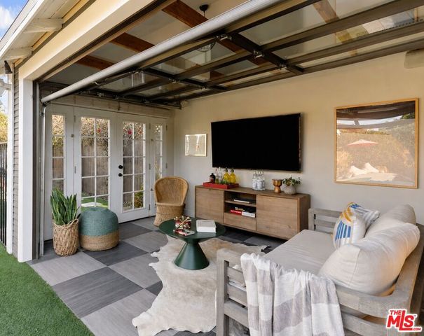1087 S Plymouth Boulevard, Los Angeles, CA 90019