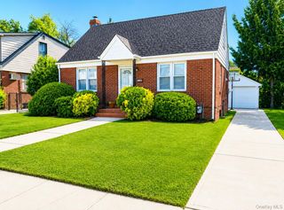 162 Colonial Avenue, Williston Park, NY 11596