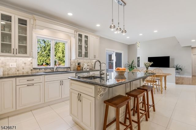 39 Briarwood Drive East, Warren Twp., NJ 07059