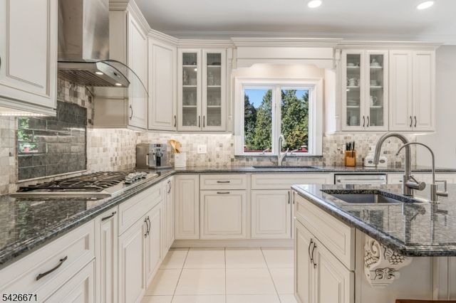 39 Briarwood Drive East, Warren Twp., NJ 07059