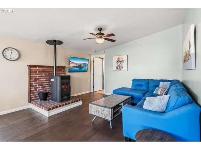 1214 MOORE St, Brookings, OR 97415