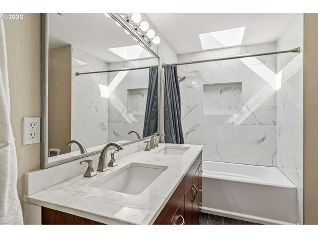 1214 MOORE St, Brookings, OR 97415