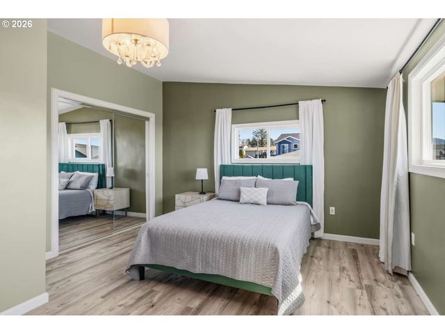 1214 MOORE St, Brookings, OR 97415