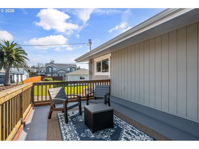 1214 MOORE St, Brookings, OR 97415